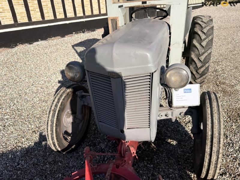 Ferguson TEA20 traktor med kost 12
