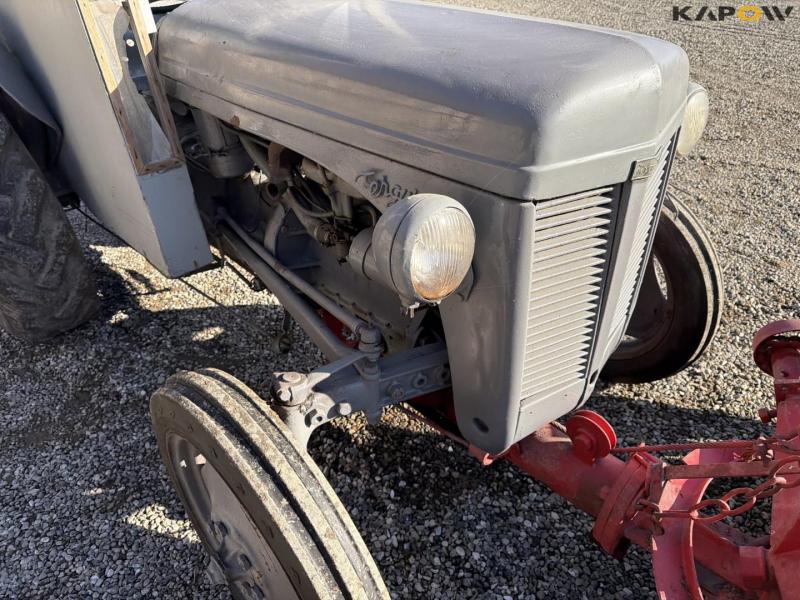 Ferguson TEA20 traktor med kost 13