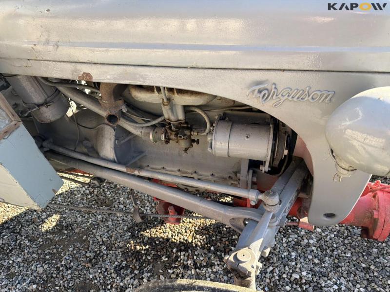 Ferguson TEA20 traktor med kost 14