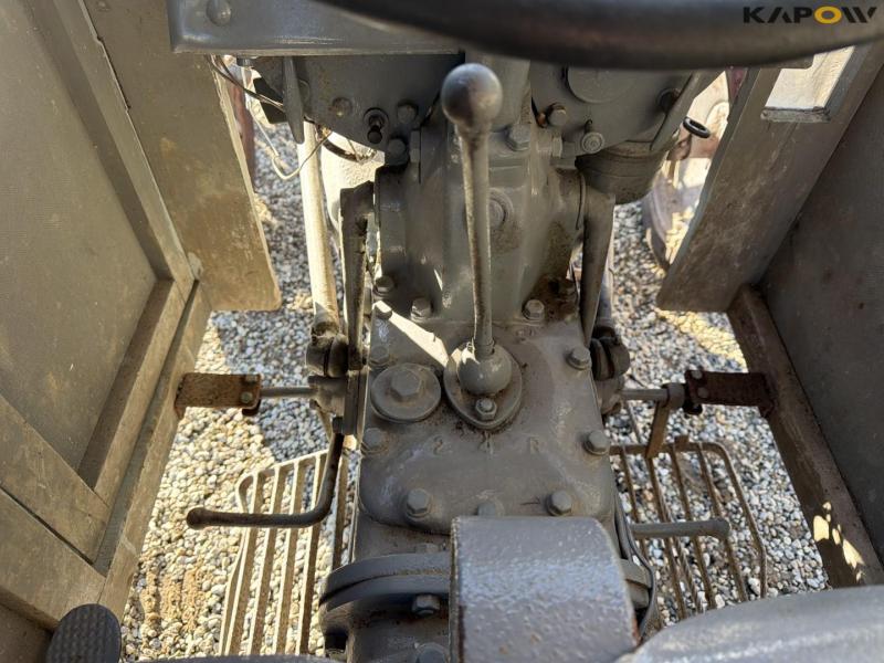 Ferguson TEA20 traktor med kost 16