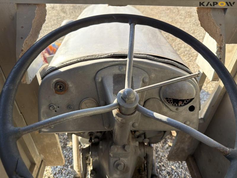 Ferguson TEA20 traktor med kost 17