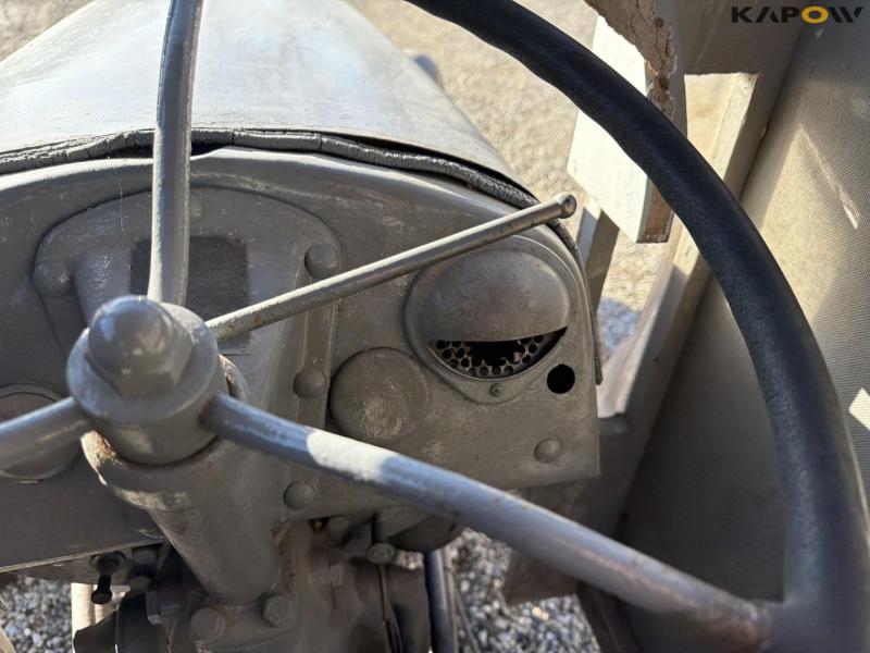 Ferguson TEA20 traktor med kost 18