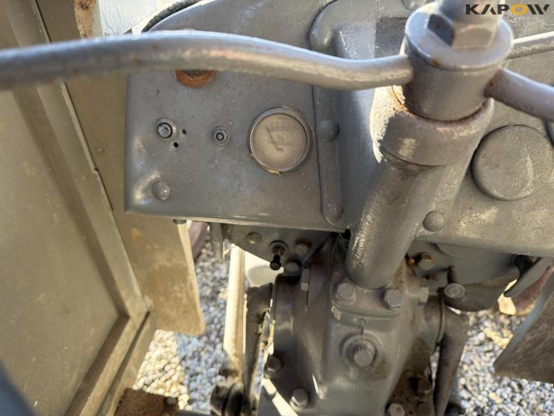 Ferguson TEA20 traktor med kost 19