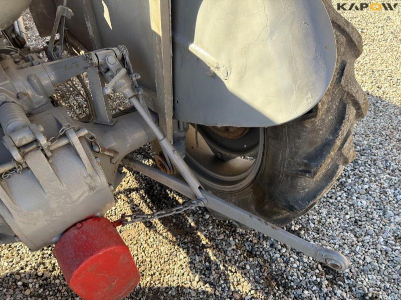 Ferguson TEA20 traktor med kost 24