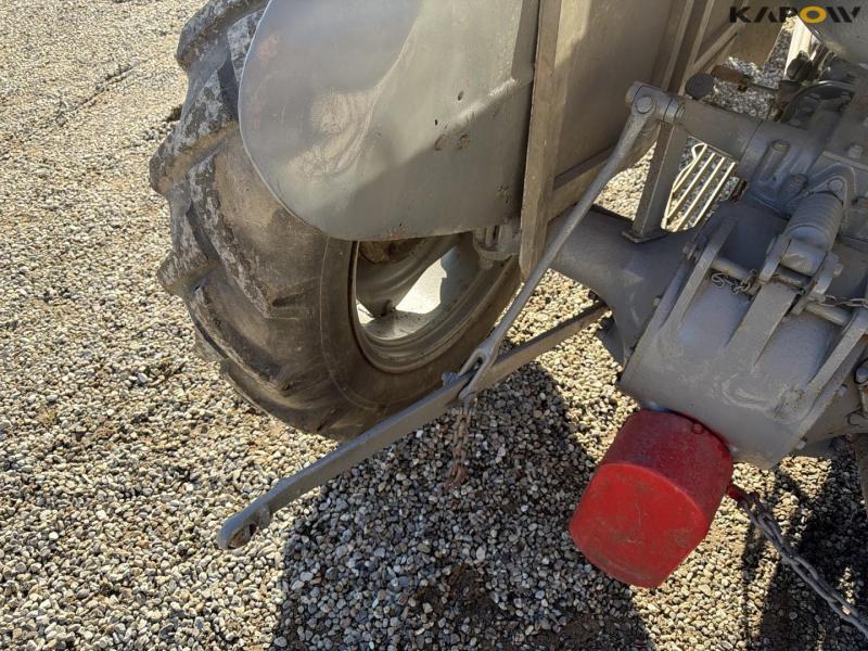 Ferguson TEA20 traktor med kost 25