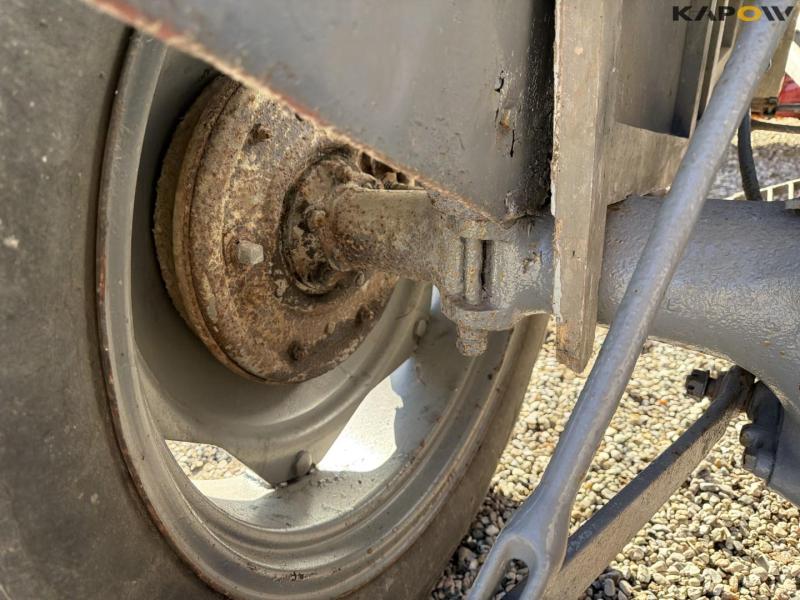 Ferguson TEA20 traktor med kost 28