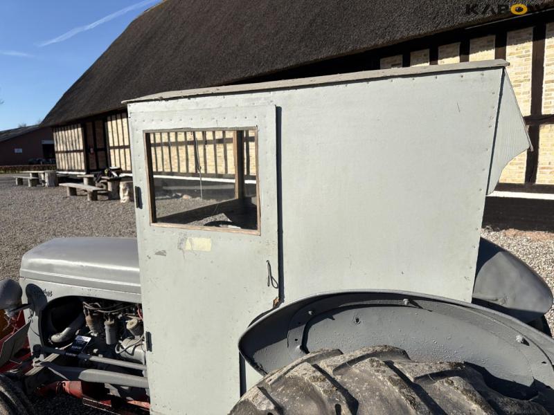 Ferguson TEA20 traktor med kost 31