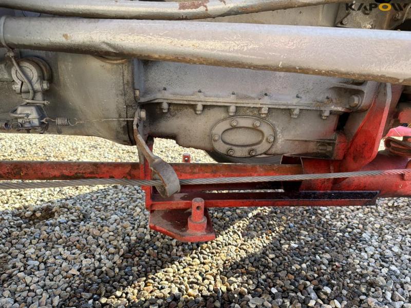 Ferguson TEA20 traktor med kost 37