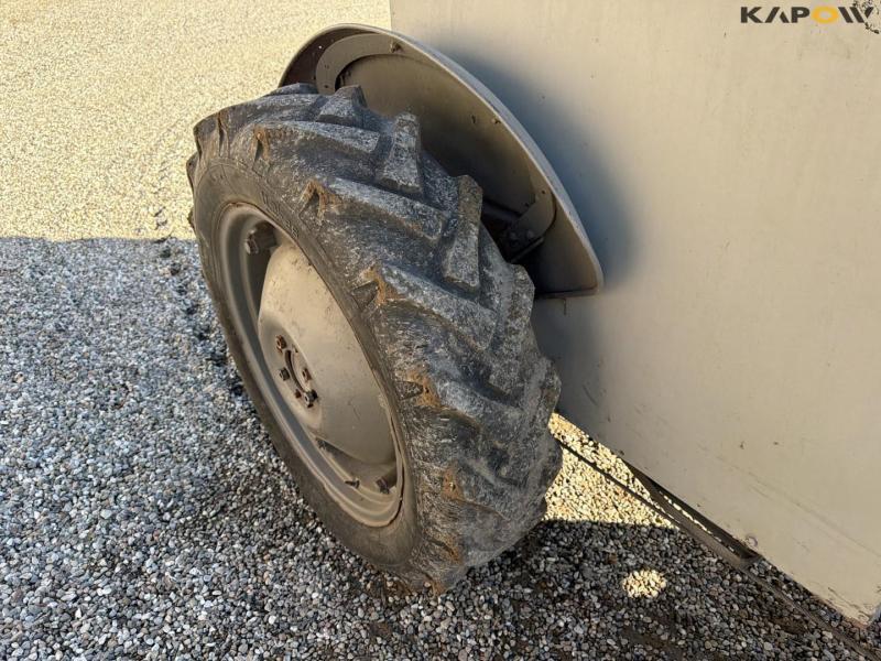 Ferguson TEA20 traktor med kost 42