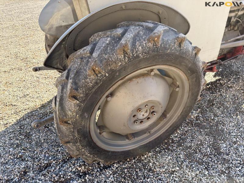 Ferguson TEA20 traktor med kost 44