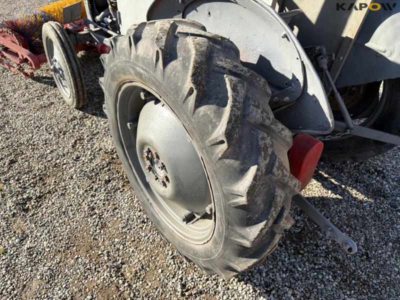 Ferguson TEA20 traktor med kost 46