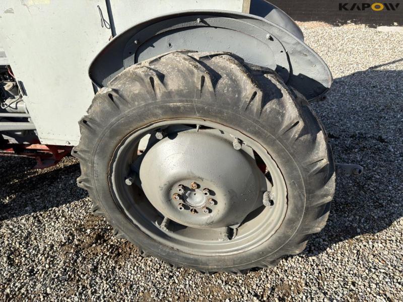 Ferguson TEA20 traktor med kost 47