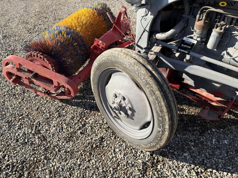Ferguson TEA20 traktor med kost 49