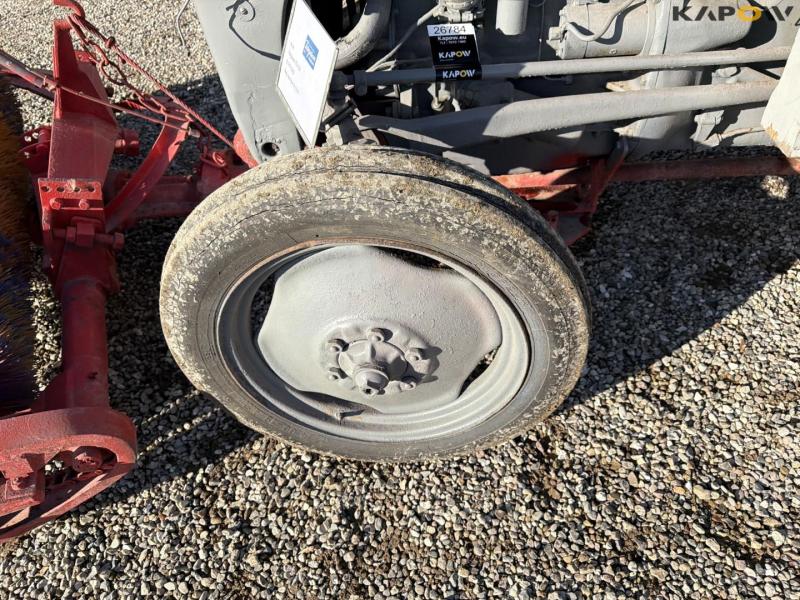 Ferguson TEA20 traktor med kost 50