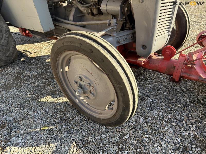 Ferguson TEA20 traktor med kost 52