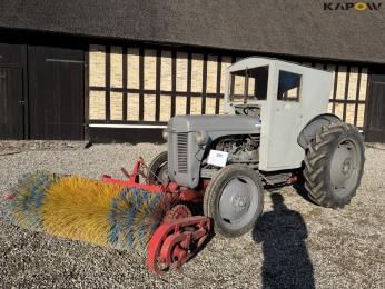 Ferguson TEA20 traktor med kost