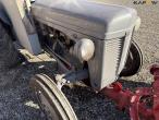 Ferguson TEA20 traktor med kost 13