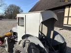 Ferguson TEA20 traktor med kost 30