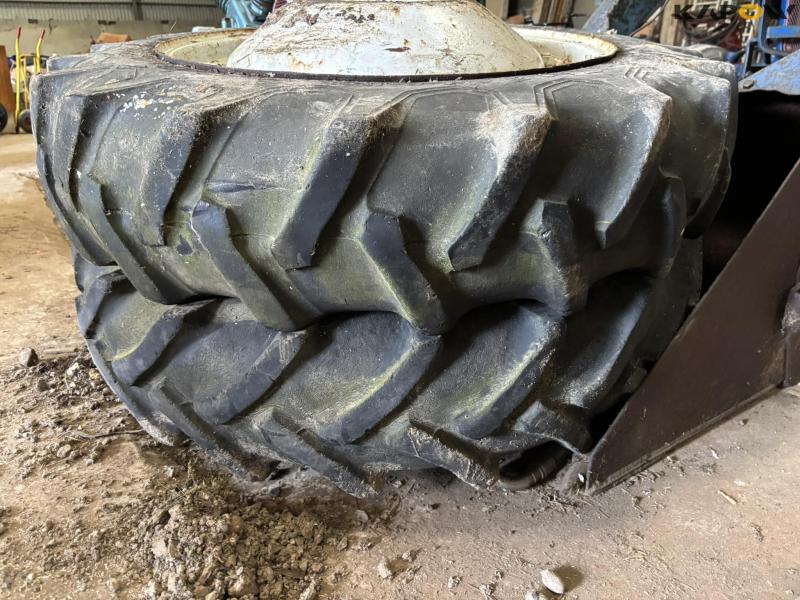 Fordson Dexta med frontlæsser 64