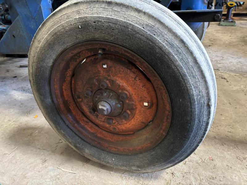 Fordson Dexta med frontlæsser 18