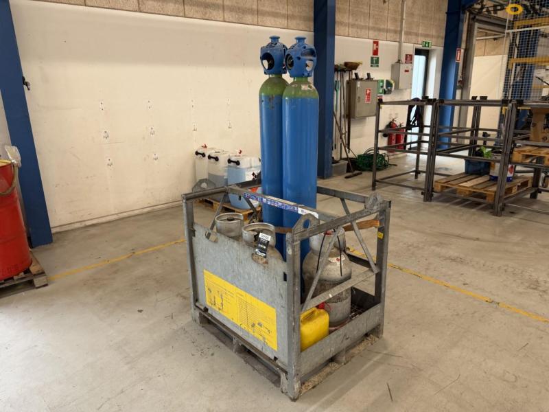 Gasflaskebue med indhold 3