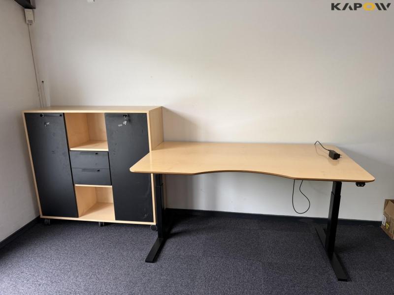 Hæve/ sænkebord og reolskab 2