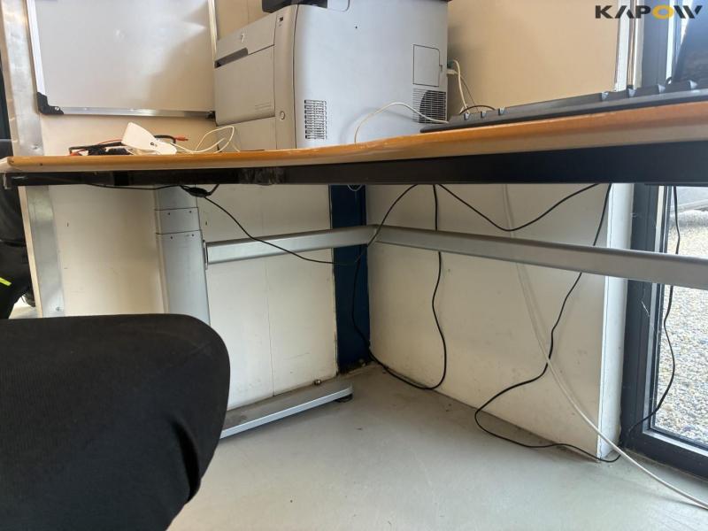 Hæve sænkebord med indhold 34