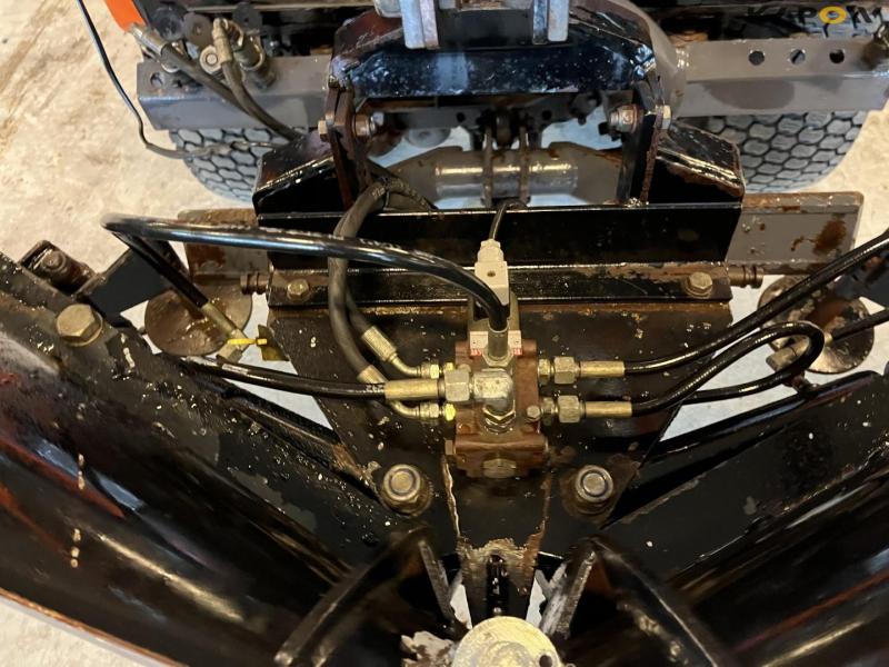 Holder C 2.42 redskabsbærer med sneplov og saltudlægger 12