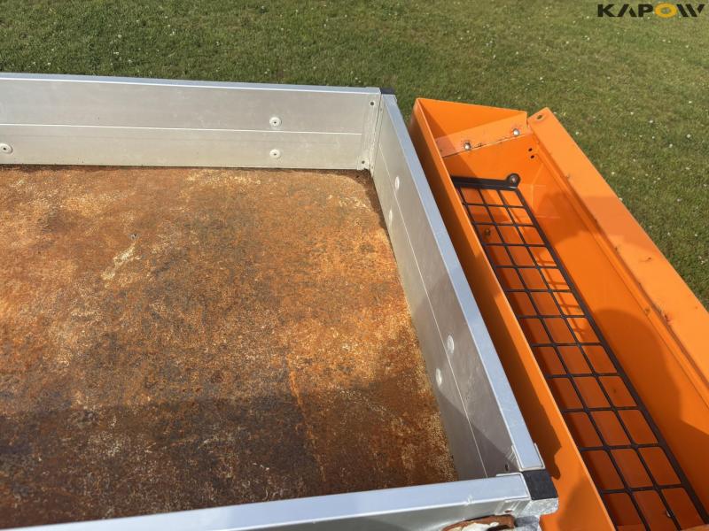 Holder X45 med kost og saltspreder 56