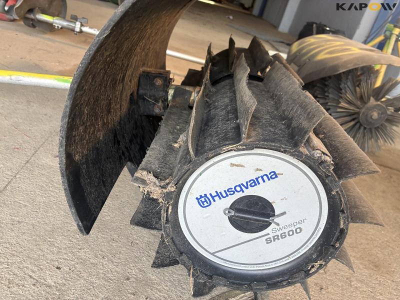 Husqvarna 325LD med kost og klipper 17