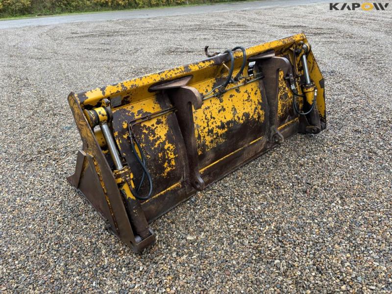 Hydrema skovl med Volvo hitch 7