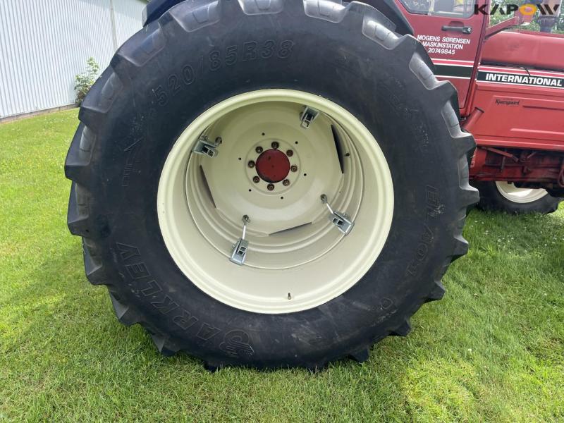 IH 1255 traktor med tvillinghjul 30