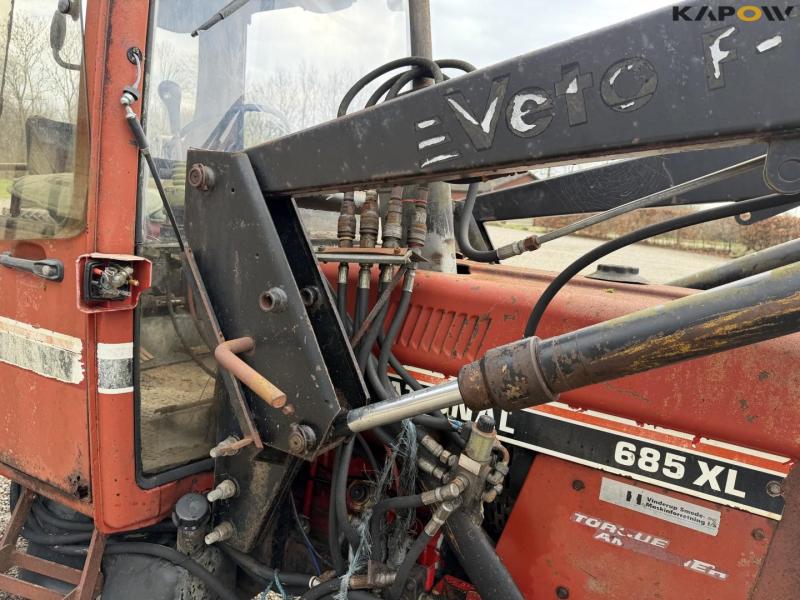 IH 685 XL traktor med frontlæsser 17