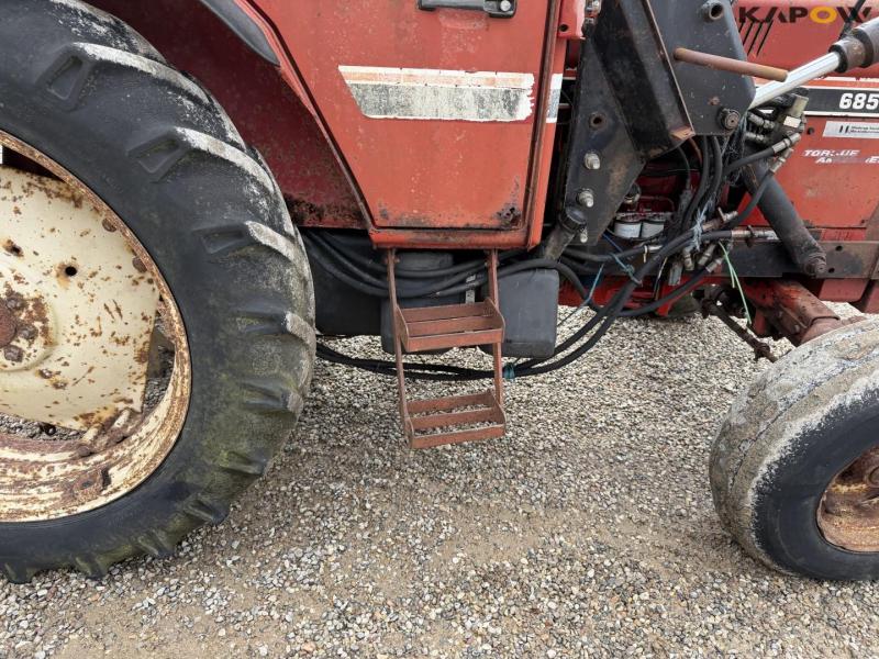 IH 685 XL traktor med frontlæsser 22