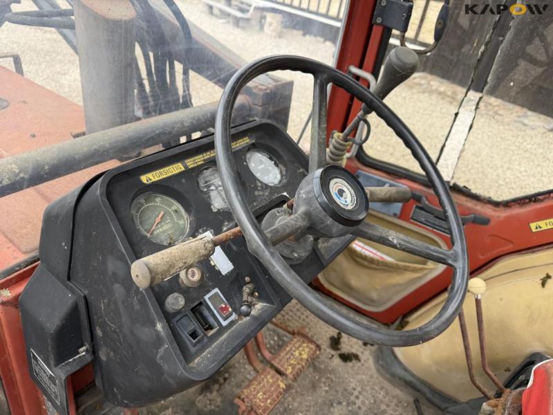 IH 685 XL traktor med frontlæsser 32