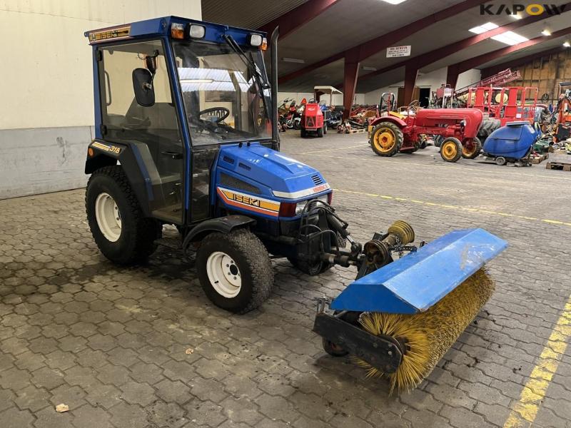 Iseki 318 kompakt traktor med kost og skrabe blad 3