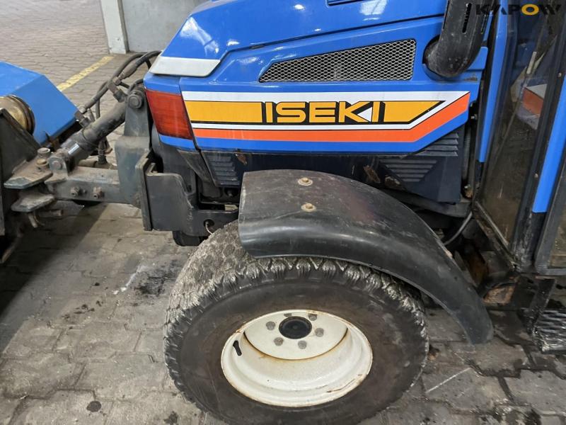 Iseki 318 kompakt traktor med kost og skrabe blad 9