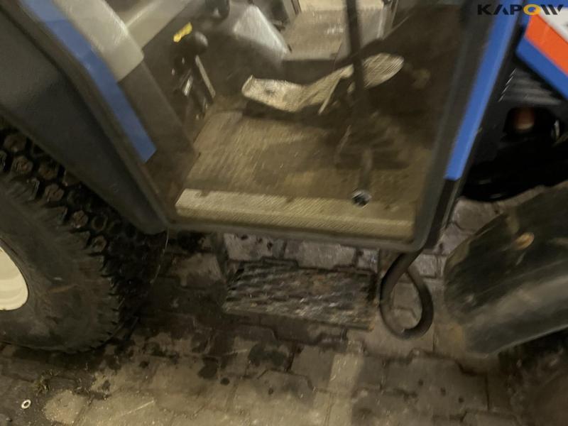 Iseki 318 kompakt traktor med kost og skrabe blad 18