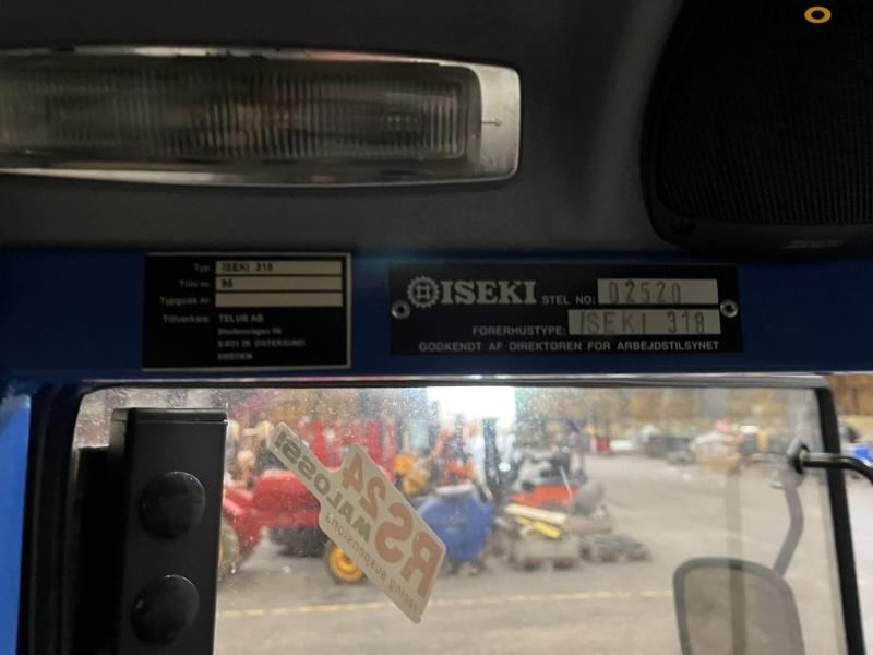 Iseki 318 kompakt traktor med kost og skrabe blad 33