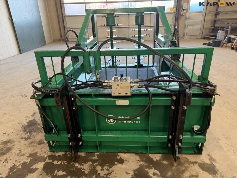 JB-Maskiner spread-a-bale maxi strømaskine med Volvo hitch 2