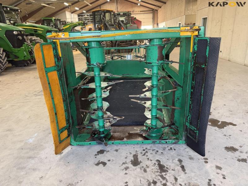 JB-Maskiner spread-a-bale maxi strømaskine med Volvo hitch 6