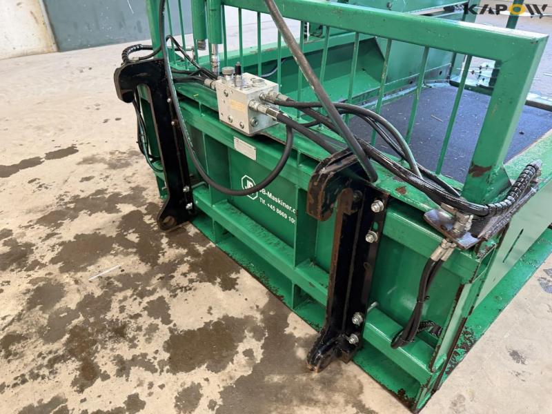 JB-Maskiner spread-a-bale maxi strømaskine med Volvo hitch 9