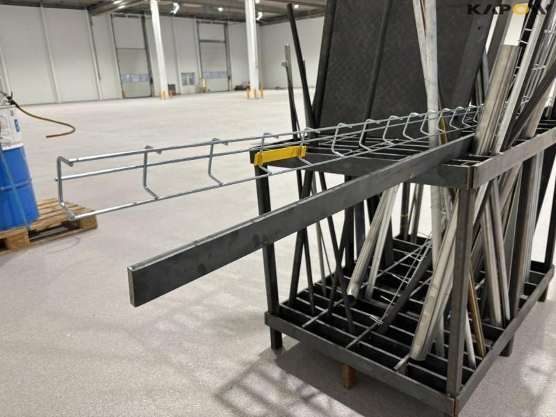 Jernholder med indhold 20