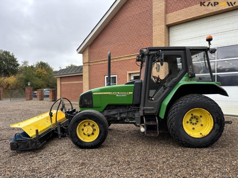 John Deere 3200 traktor med kost 8