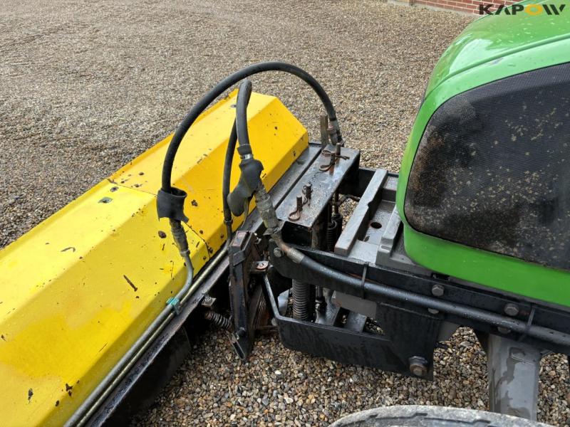 John Deere 3200 traktor med kost 10