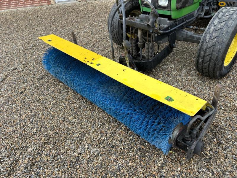 John Deere 3200 traktor med kost 12