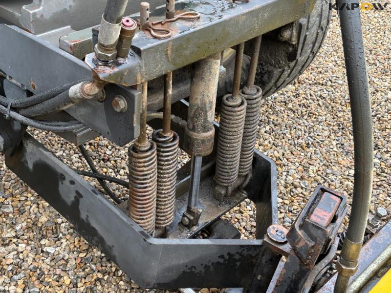 John Deere 3200 traktor med kost 16