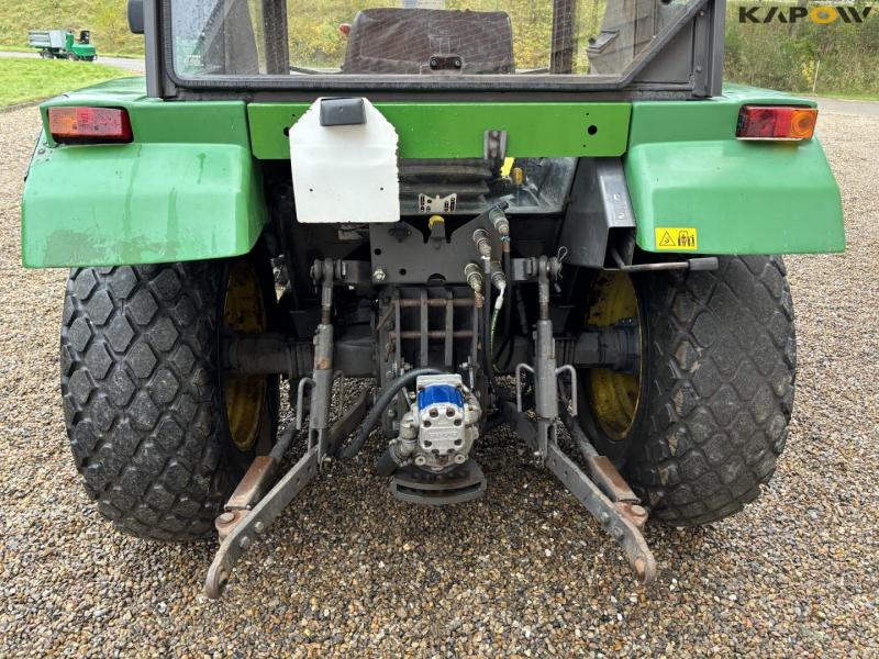 John Deere 3200 traktor med kost 26