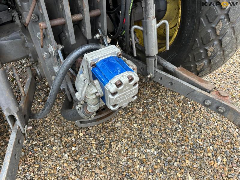 John Deere 3200 traktor med kost 28