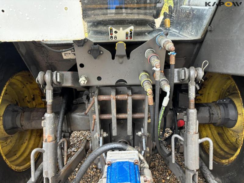 John Deere 3200 traktor med kost 30